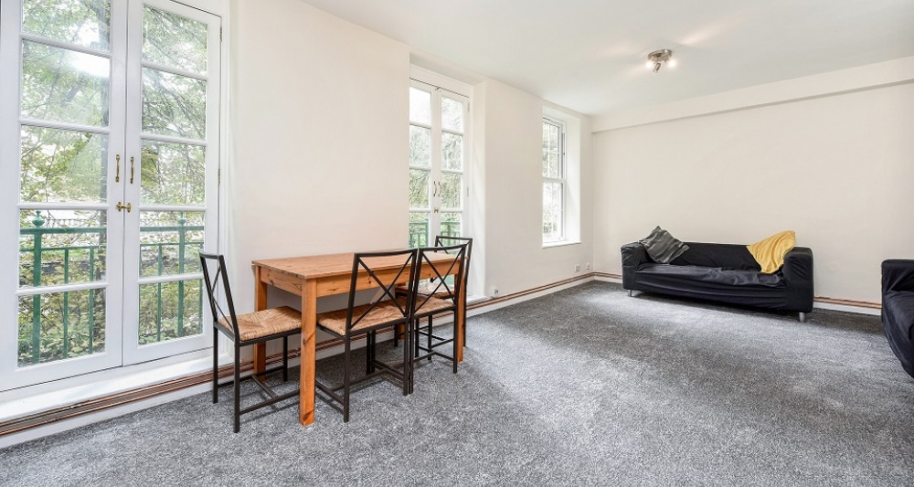 Reception room 