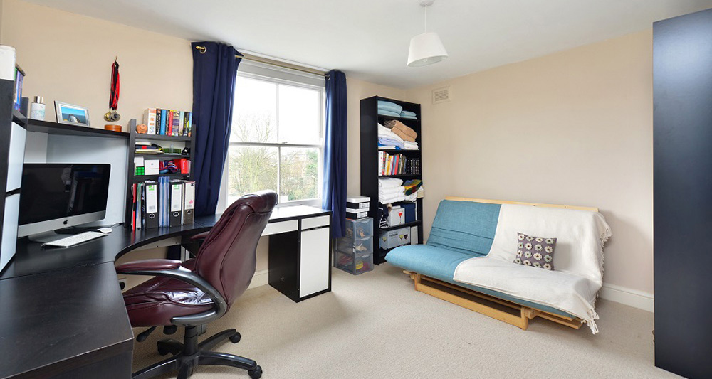 Second bedroom/Study 